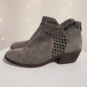 Vince Camuto Perdula Suede Leather Laser Cut Ankle Boots Womens Size 8.5 Gray